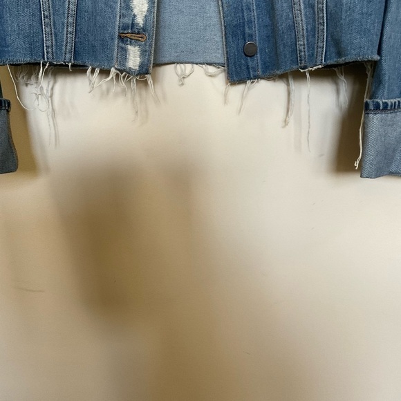 Vince Camuto Cropped Distressed Raw Hem Edge Blue Denim Jacket Size XS - Picture 4 of 6